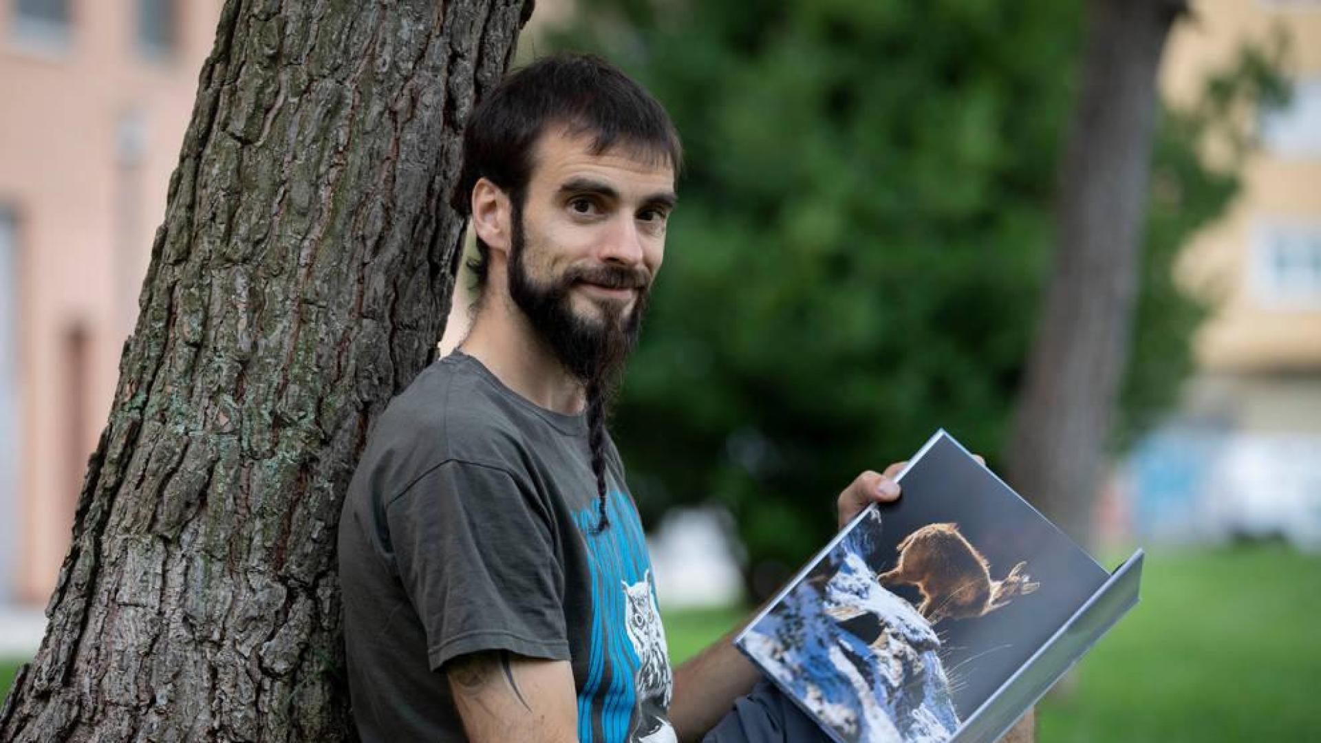 La obra del pamplonés Iñaki Larrea Rastrilla es un canto de amor por los animales y las montañas.