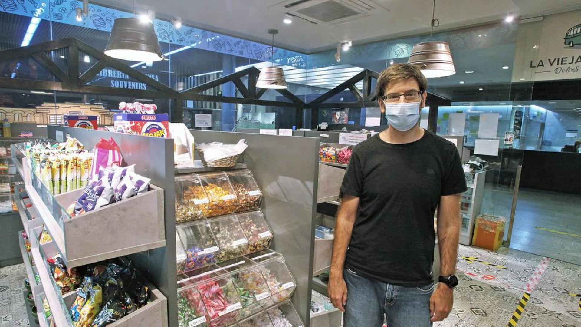 Josu Luis Murugarren en su tienda 'La Vieja Estación'.
