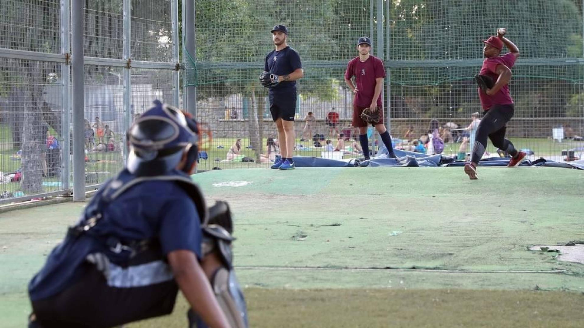 El equipo de Béisbol Navarra, que se encuentra en la categoría División de Honor, entrena en el campo de de Béisbol del Soto, Burlada.