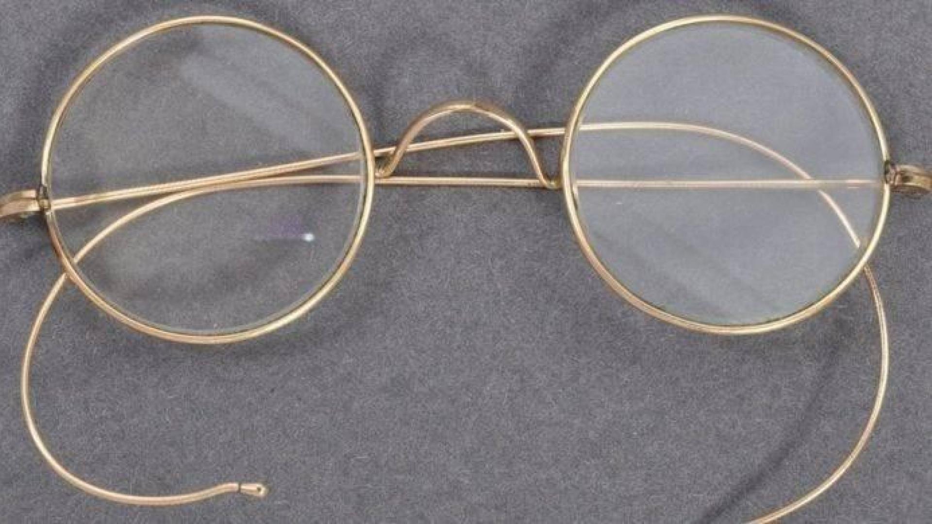 Subastan unas gafas de Mahatma Gandhi por 288.000 euros