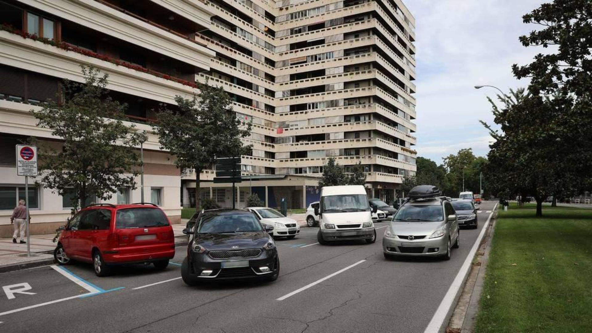 Aparcar en 'espiga' divide a los conductores