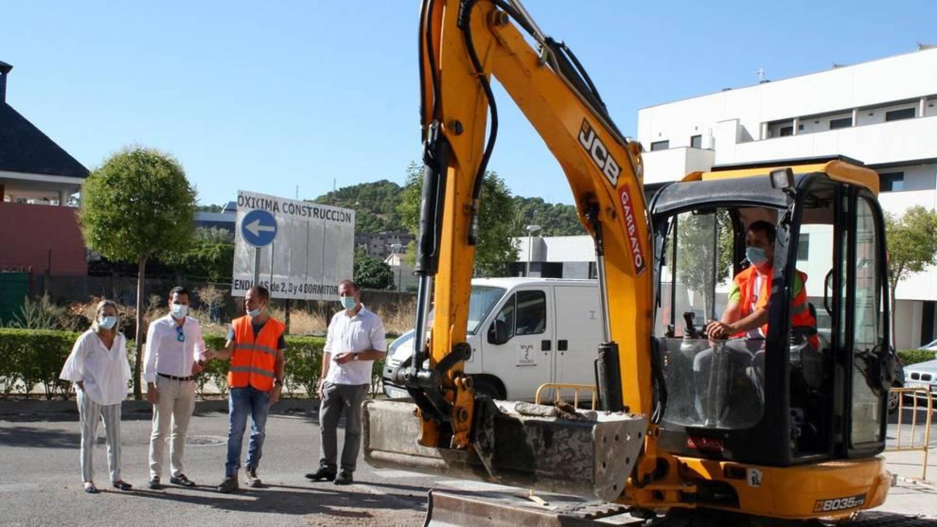 Visita de los ediles Anichu Agüera y Zeus Pérez -1ª y 2º por la izda.- a las obras en los pasos peatonales.