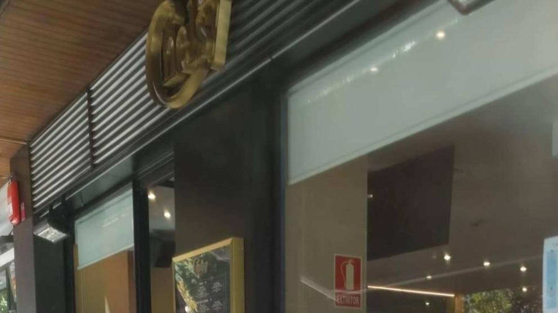 Raúl Fernández el dueño del Bar Chelsy en la puerta de su local en la calle de Iturrama.