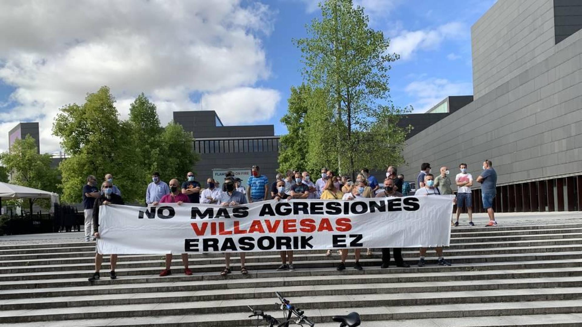 Conductores de Villavesas y taxistas se concentran en protesta por las agresiones