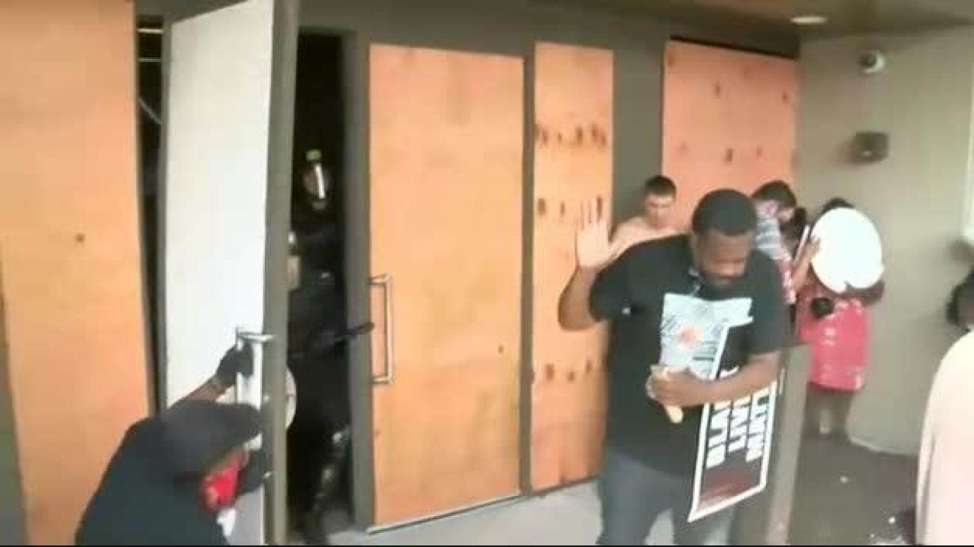 Protestas en EEUU por los 7 disparos por la espalda de un policía a un afroamericano
