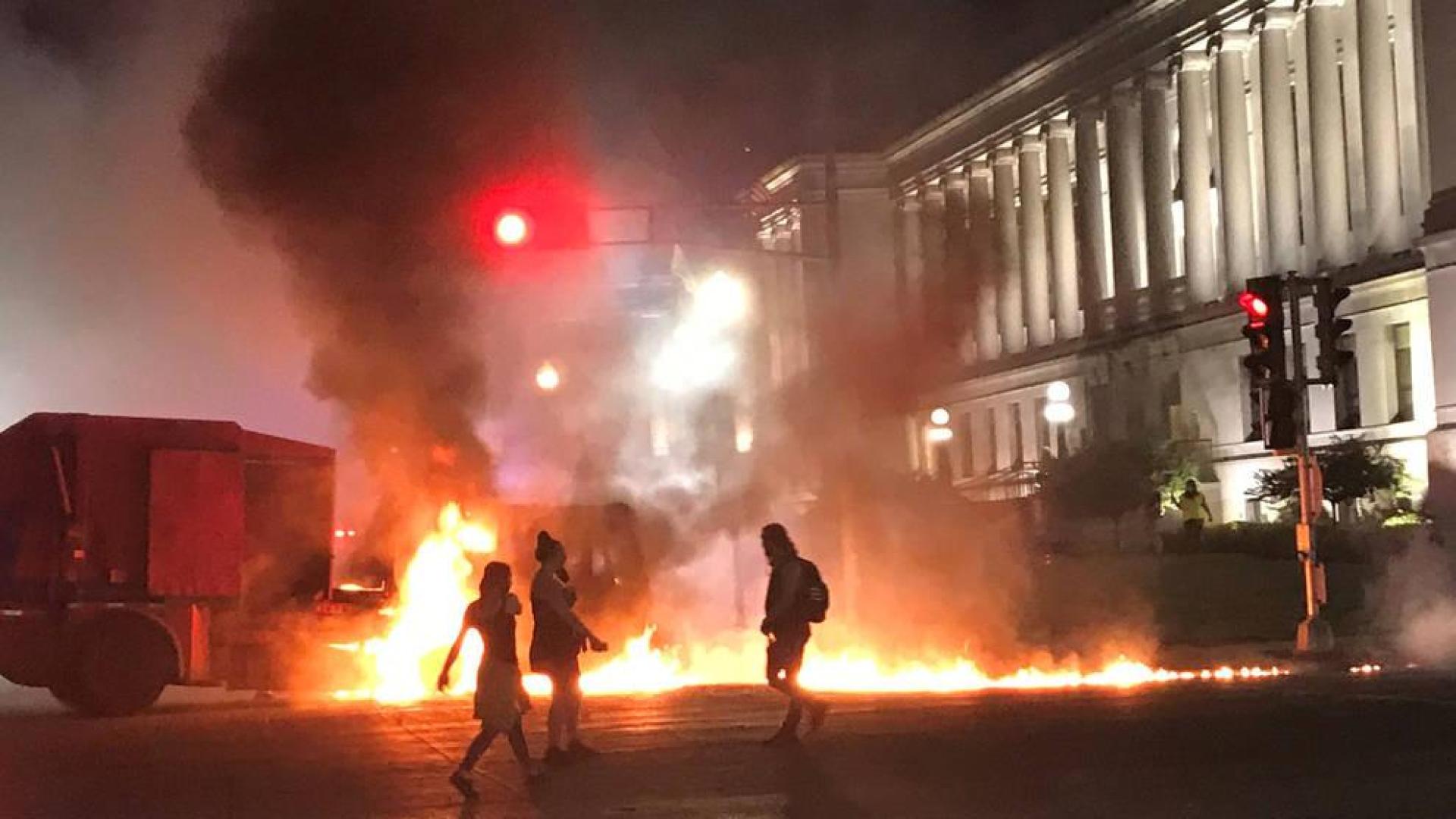 Disturbios en Wisconsin después de que un hombre negro recibiera varios disparos de la Policía