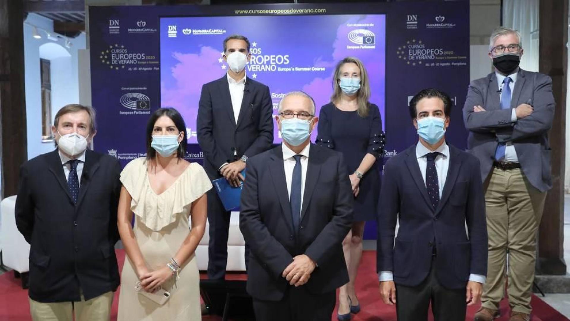 José Luis Larriú (Caixabank), Izaskun Goñi (Gobierno de Navarra) y Tito Navarro (NavarraCapital.es), Luis Colina (presidente del consejo de administración del Grupo La Información), Adriana Maldonado (europarlamentaria navarra del PSOE), Enrique Maya (alcalde de Pamplona) y Pablo Zalba (Comisario de los Cursos Europeos de Verano).