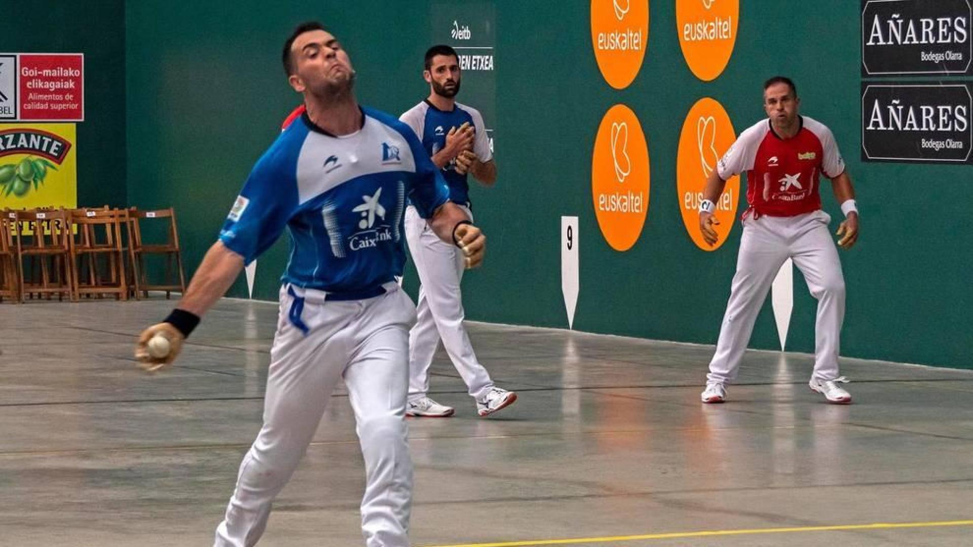 Jaka golpea la pelota, ante Albisu y Olaizola, en el partido que se disputó en Ayegui el 31 de julio.