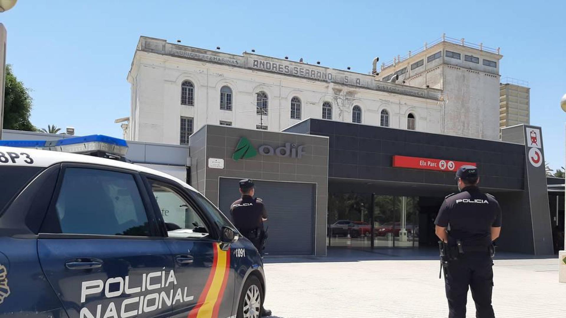 Interceptado conduciendo un niño de 13 años, que apenas veía sobre el volante