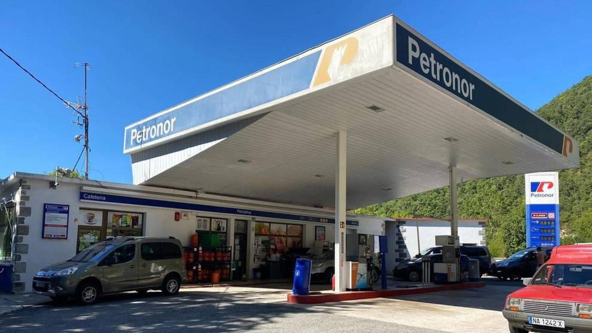 Varios vehículos se disponen a repostar en la gasolinera de Aribe, en una foto tomada ayer.