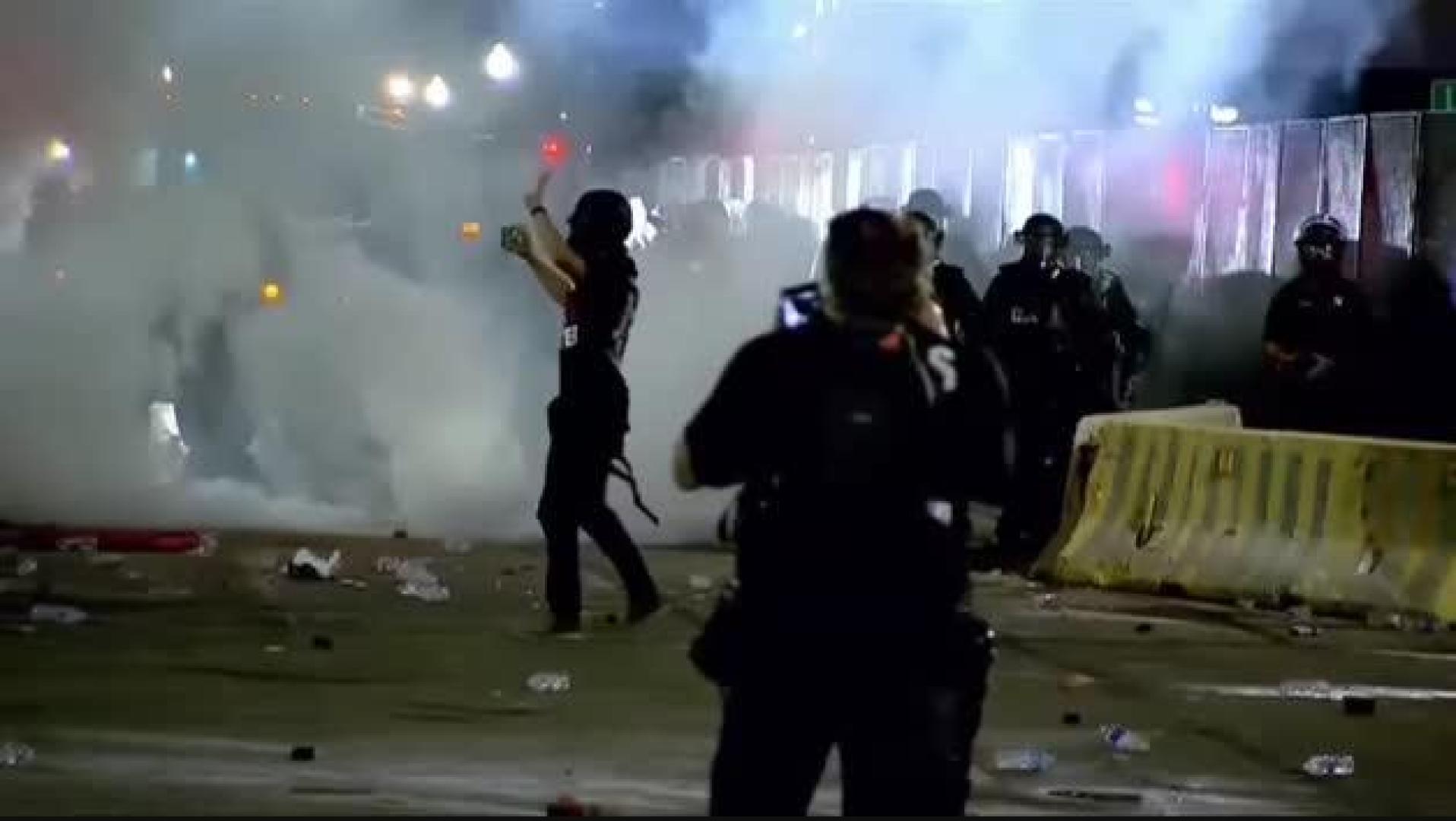 Vídeo de los efrentamientos con la policía frente a los juzgados de Kenosha (Wisconsin)