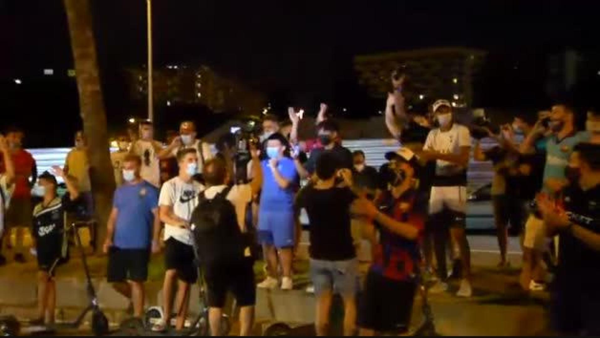 Vídeo: Decenas de aficionados culés piden a Messi que se quede ante las oficinas del club
