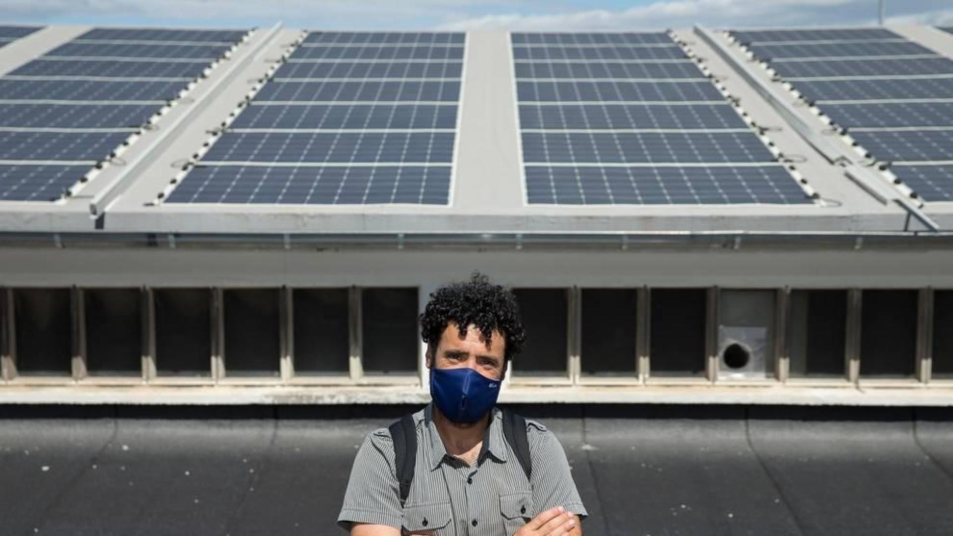 Javier Zardoya, responsable de la Agencia Energética, frente a las placas fotovoltaicas del edificio de la Policía Municipal de Pamplona.