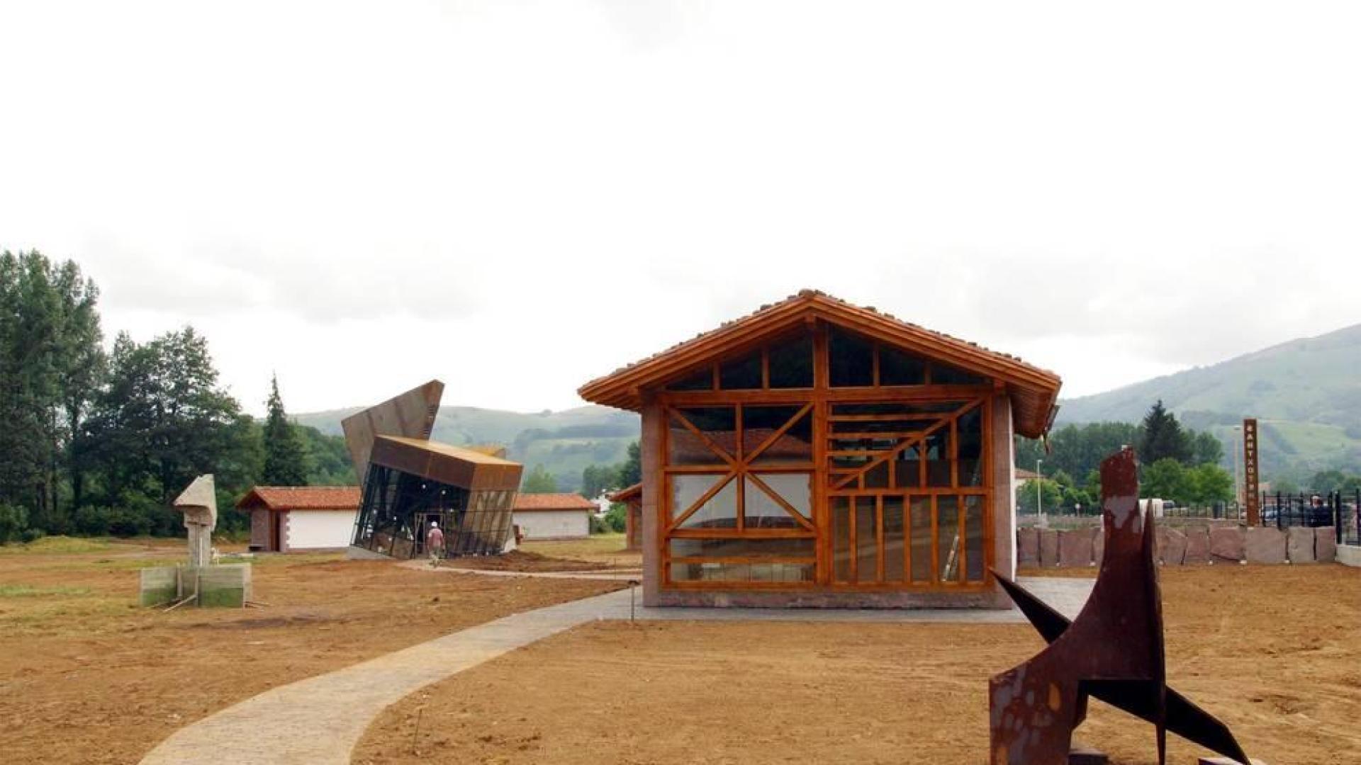 Exterior del museo de Xabier Santxotena, en Arizkun.