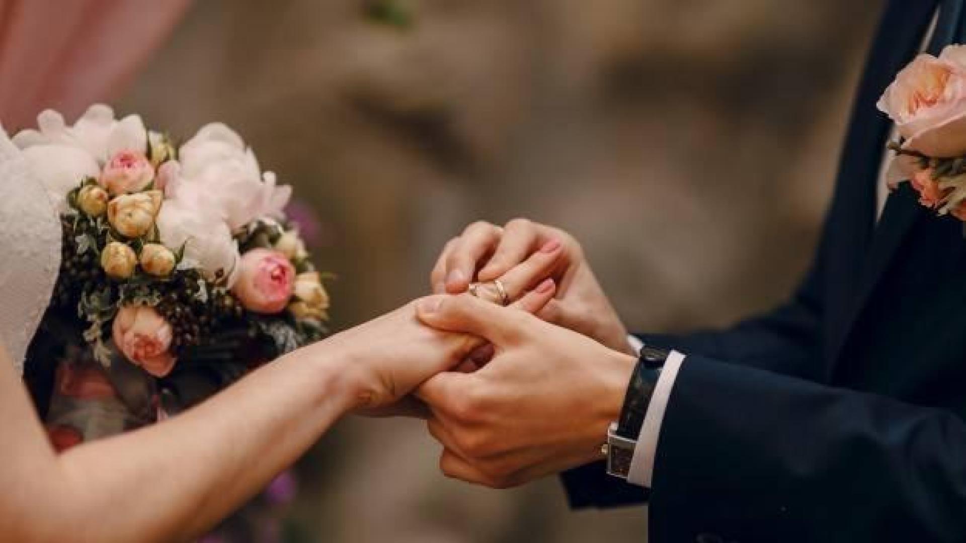 Imagen de una boda en el momento de colocar los anillos