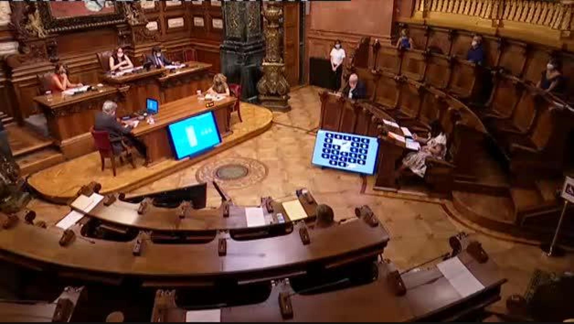 Vídeo: El Ayuntamiento de Barcelona da luz verde a la retirada de la Medalla de Oro al rey emérito