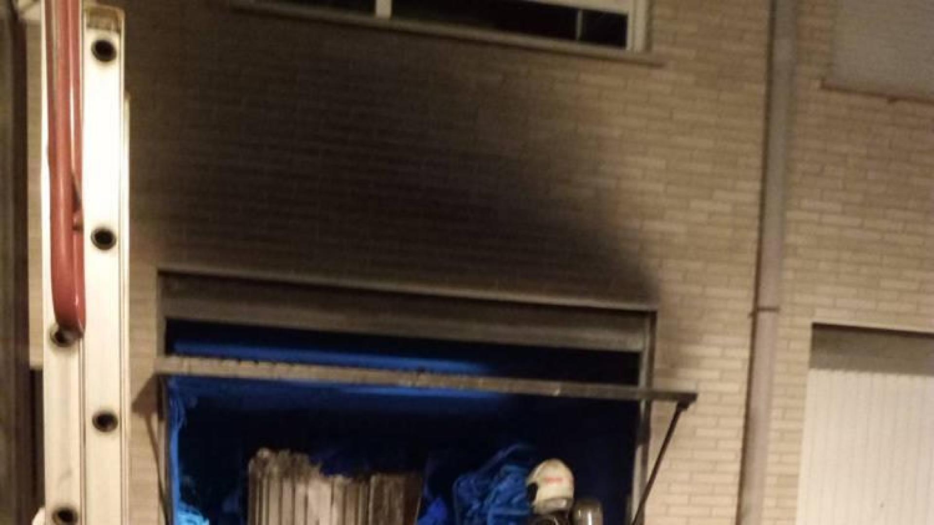 Vecinos contienen con extintores un incendio, sin heridos, en un garaje