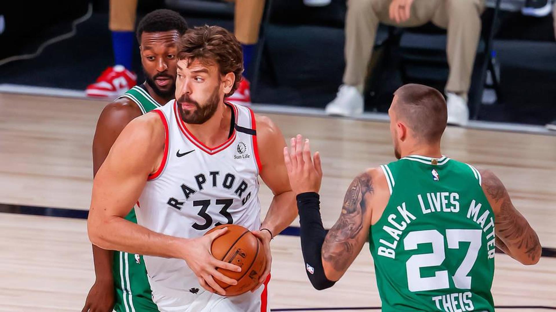 Marc Gasol, entre Kemba Walker y Daniel Theis.