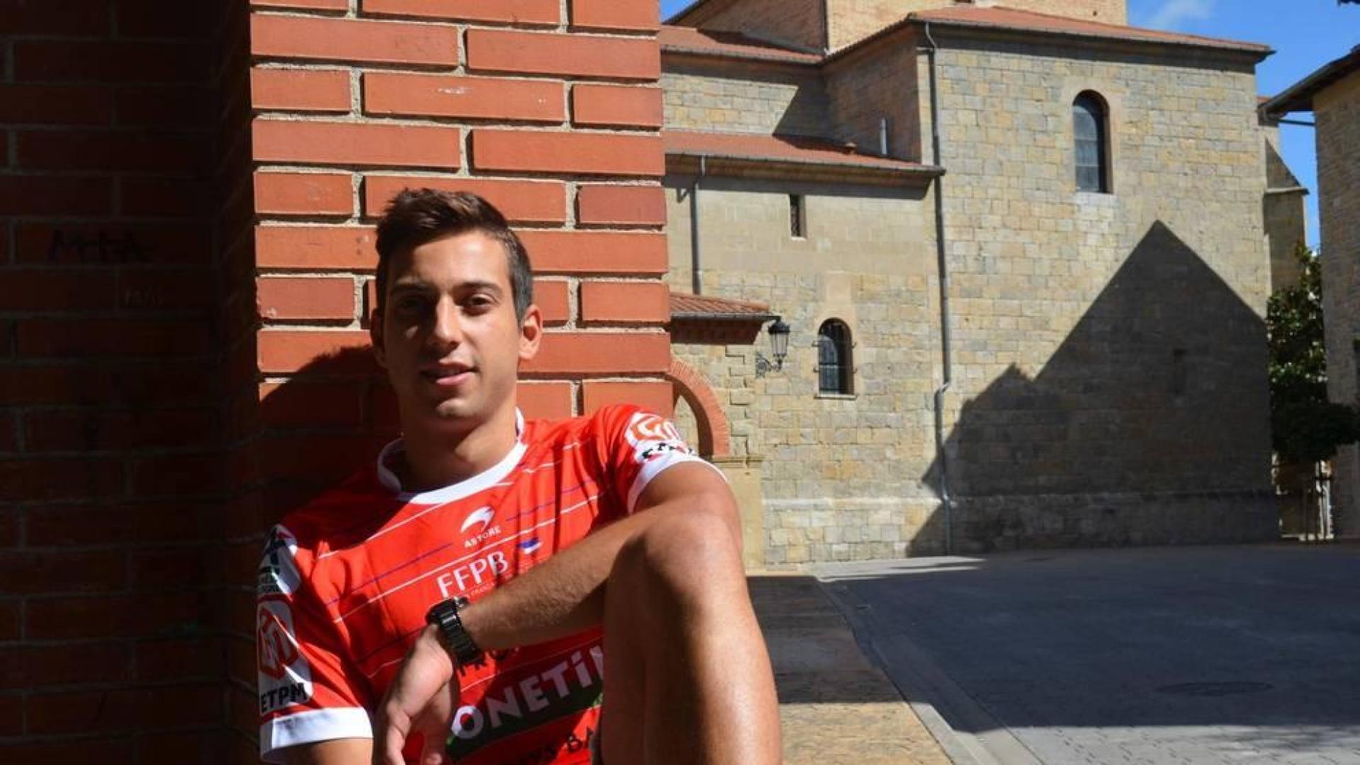 El trinquetista Luis Sánchez Labat posa en los porches de la Plaza San Juan de Huarte, localidad donde reside.