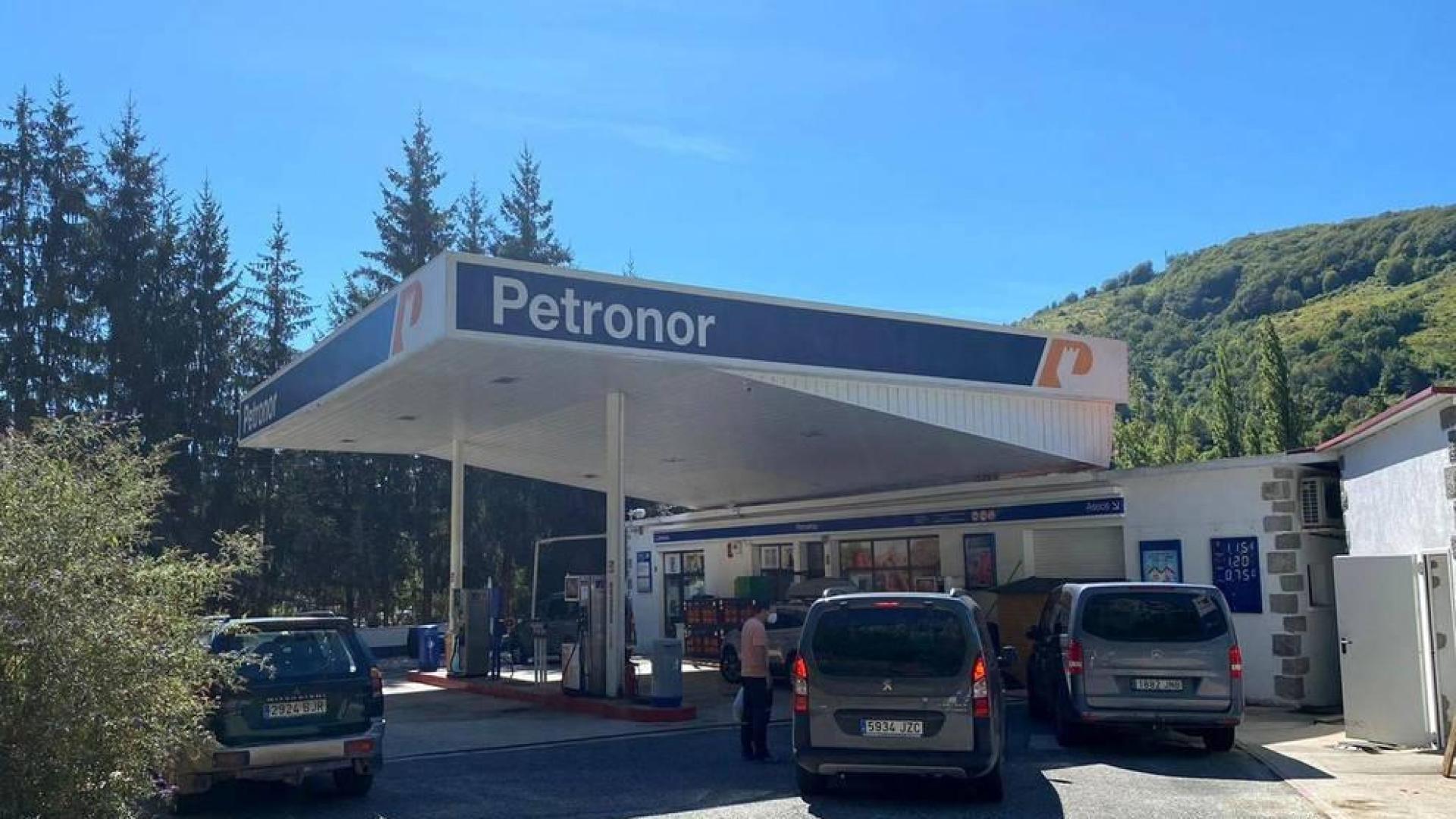 Varios vehículos esperan a repostar en la gasolinera de Aribe
