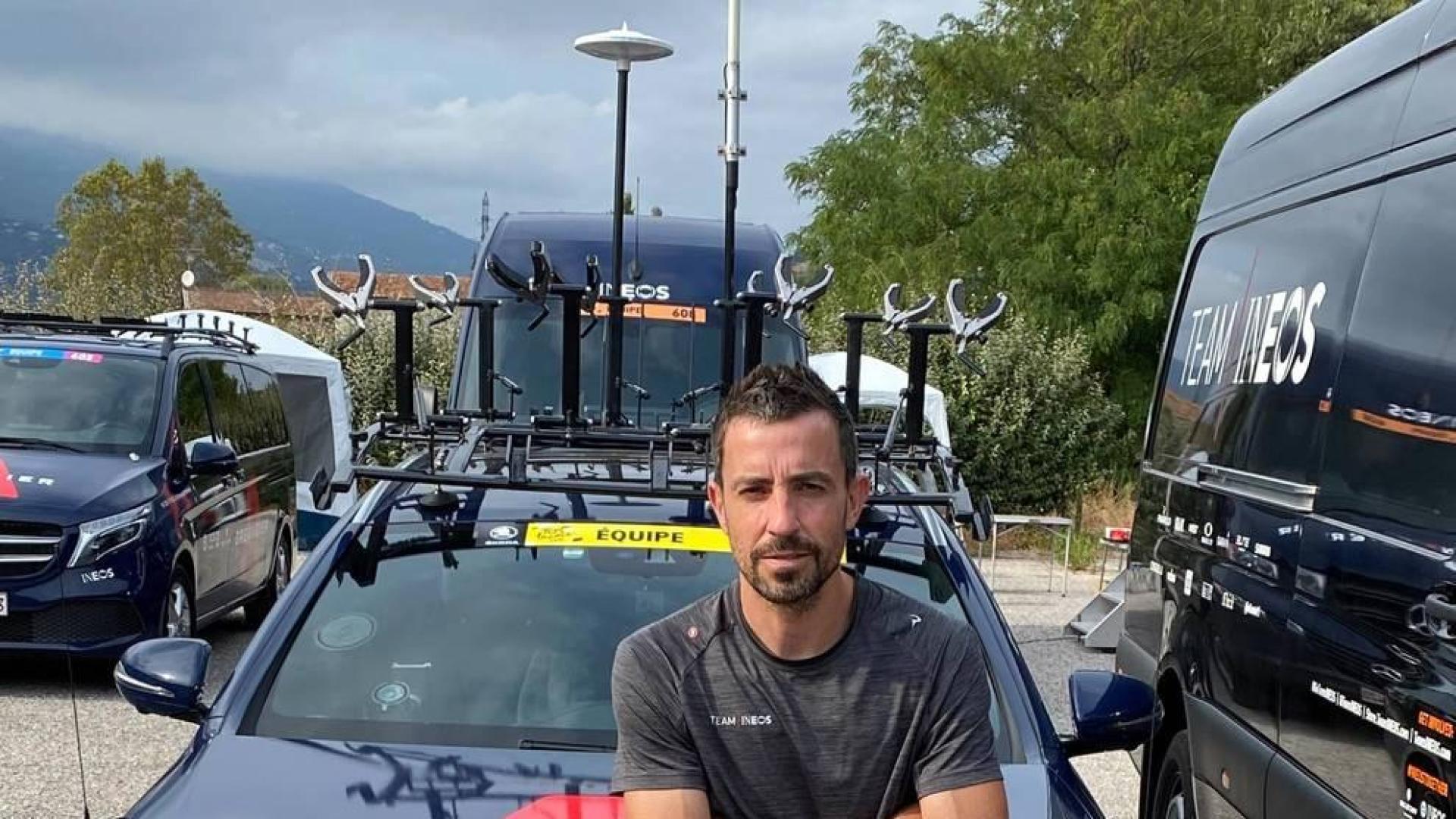 Xabier Zandio, director del Ineos Grenadiers, junto los vehículos del equipo, ayer, en Niza, salida del Tour.