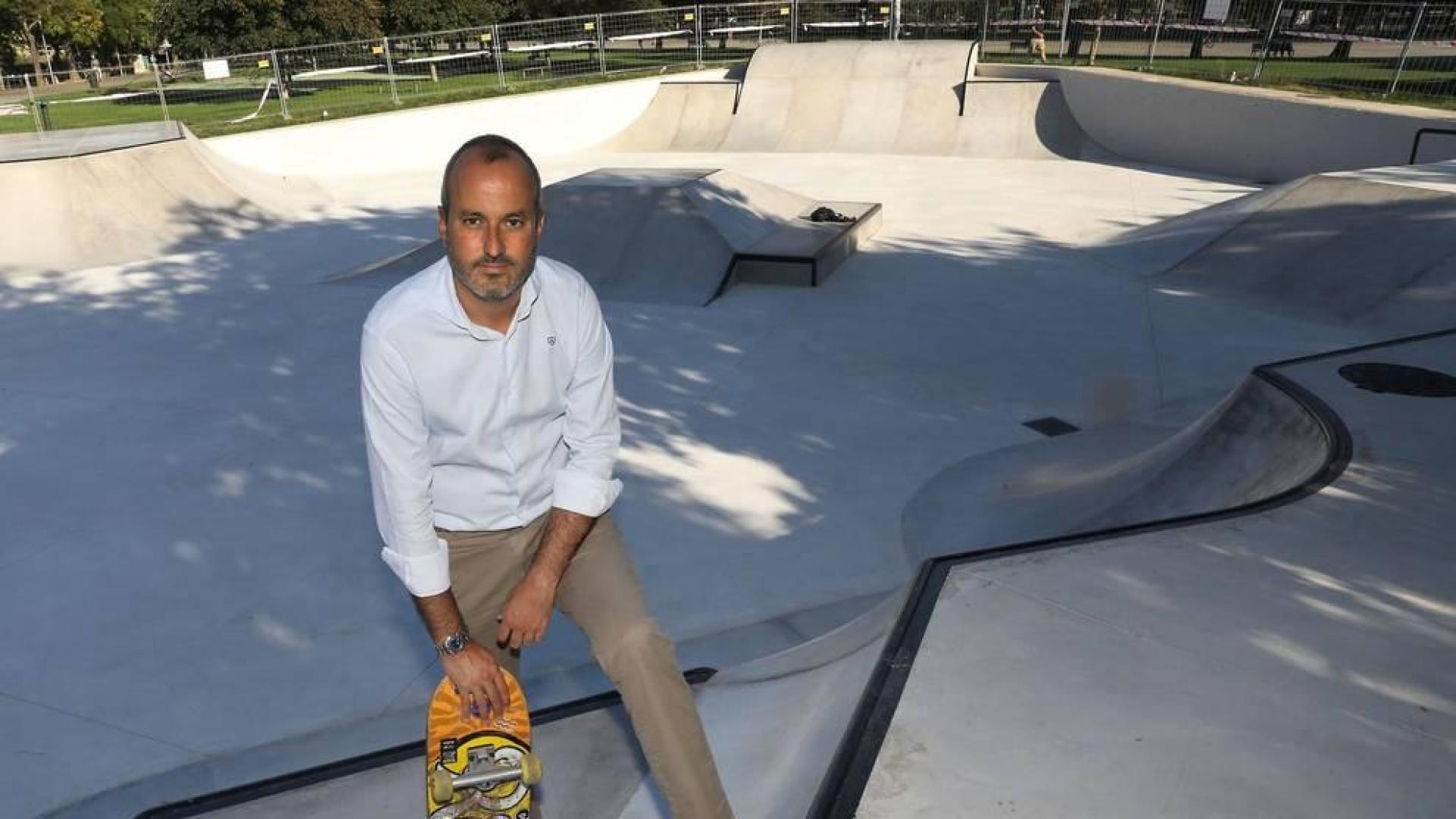 Fermín Alonso posa con un monopatín en la pista de skate de Antoniutti, dependiente de su área y que reabrirá al público en septiembre.