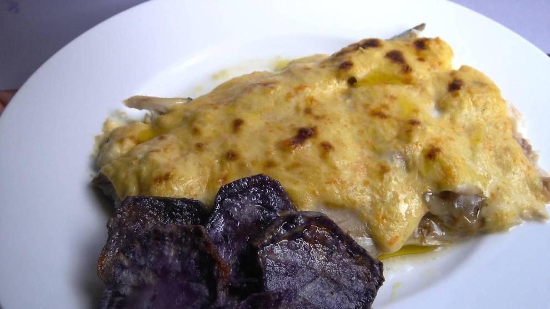 Lubina al cava con chips de patata