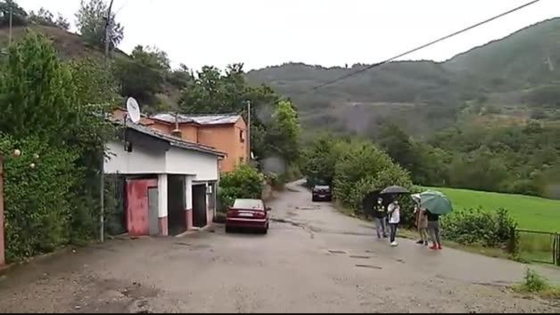 Vídeo: Un oso pardo visita a una familia en Villablino (León)