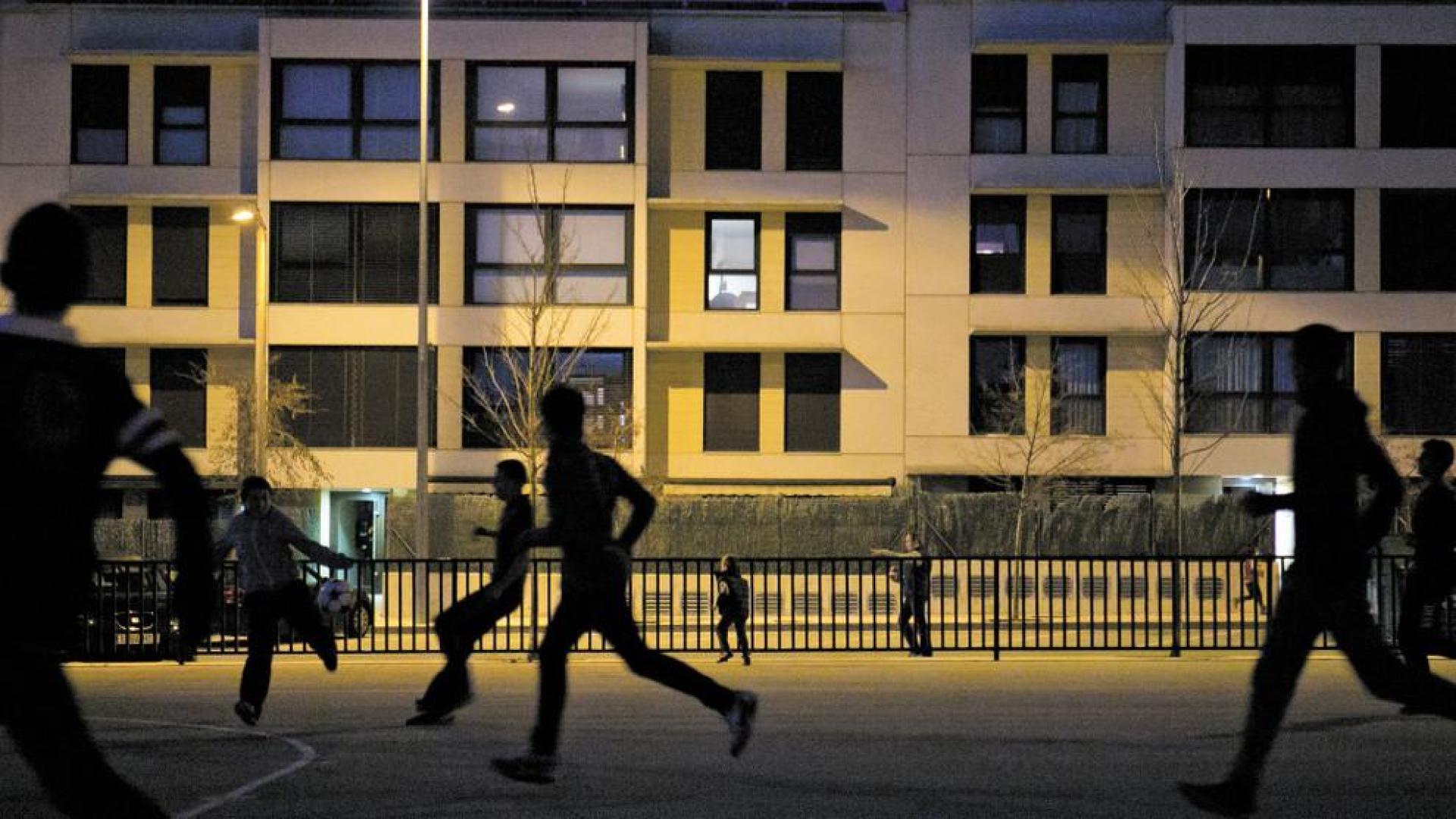 Reclaman mayor iluminaci&oacute;n para las pistas multideporte de Sarriguren