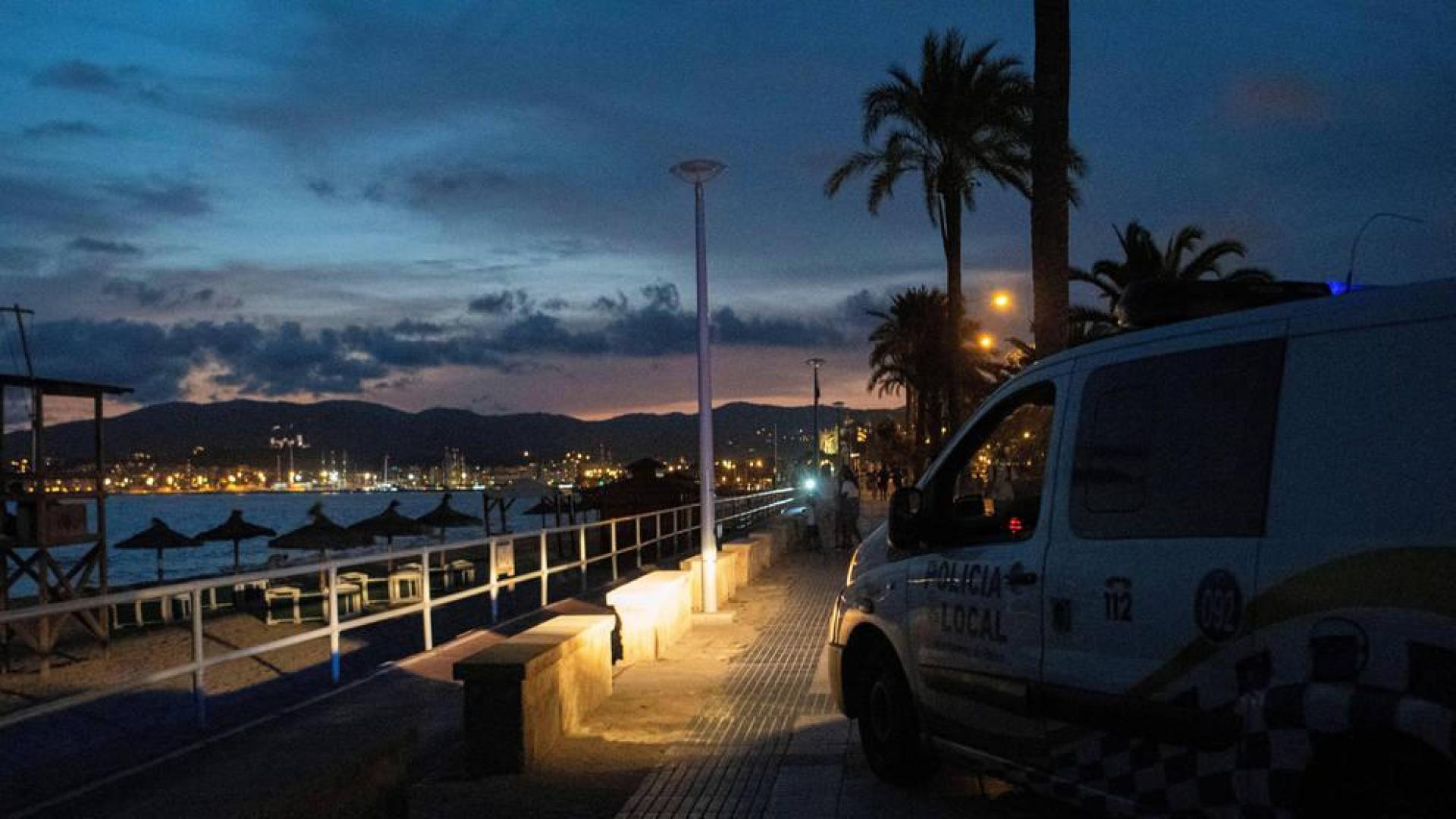 El Govern balear ha prohíbe el acceso a las playas durante la noche para evitar fiestas y botellones