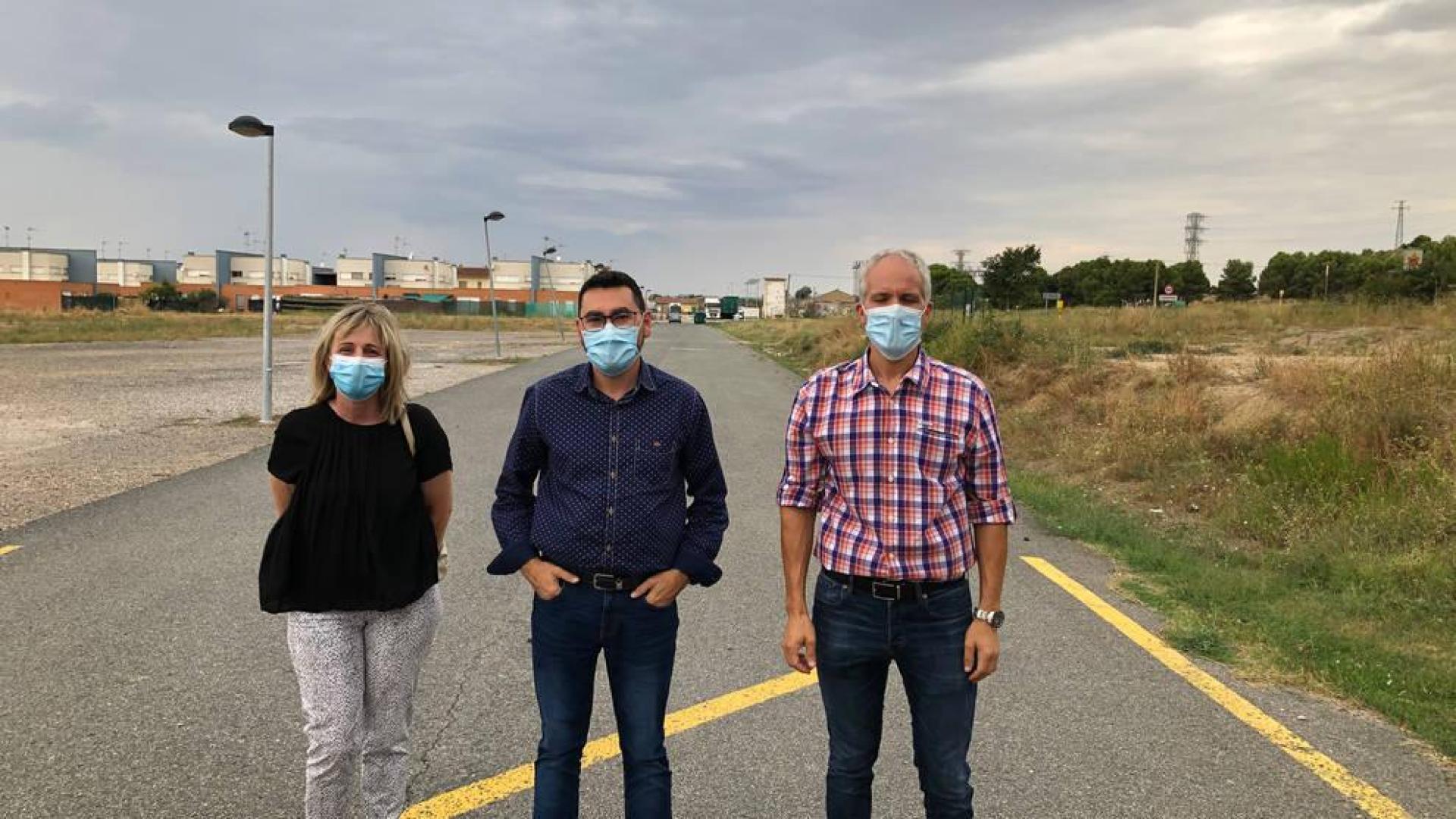 Rodríguez y Alcuaz, en los accesos al campo de fútbol de Caparroso que van a ser urbanizados.