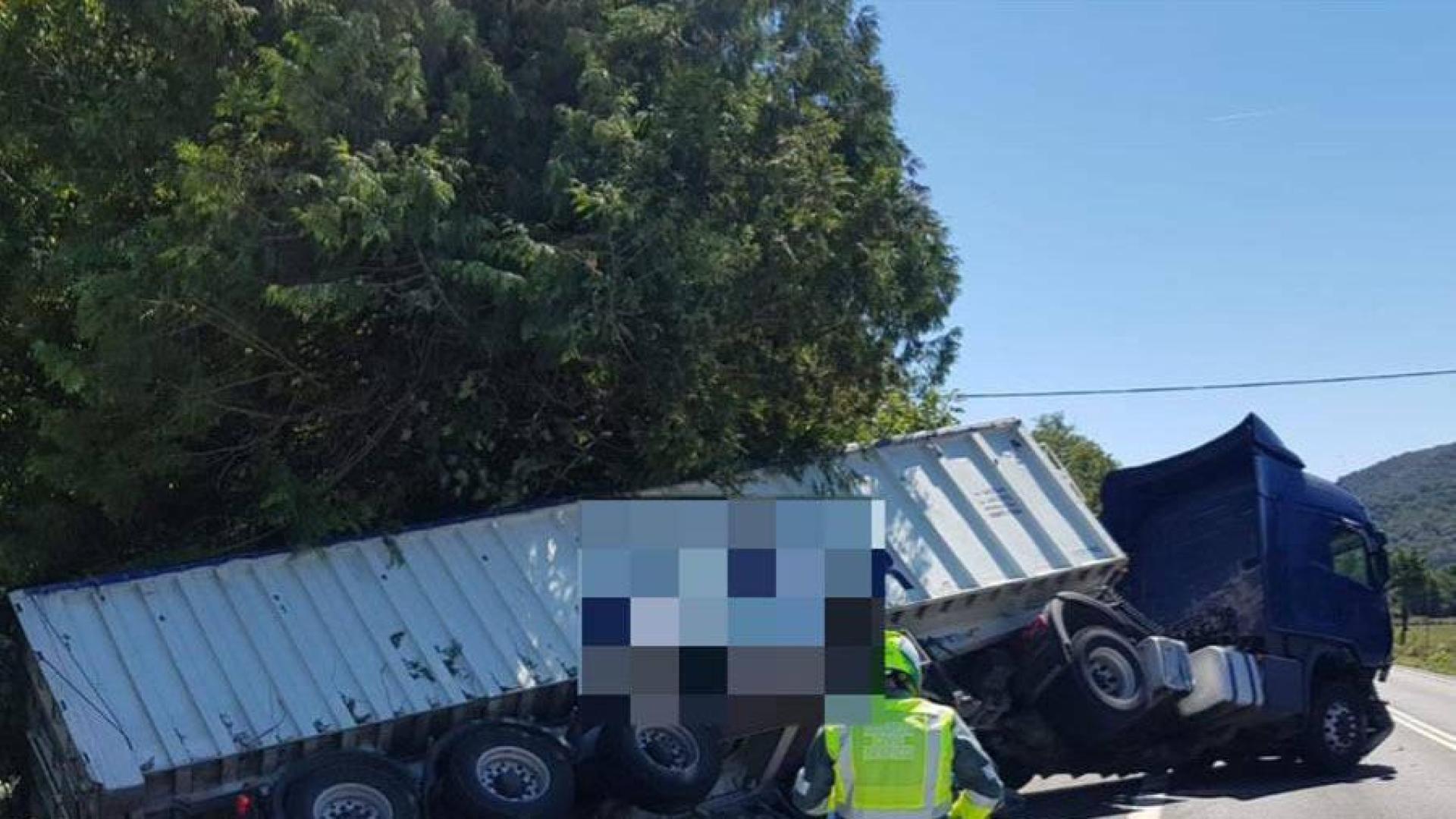 Estado en el que quedó el camión articulado tras el accidente en la N-121