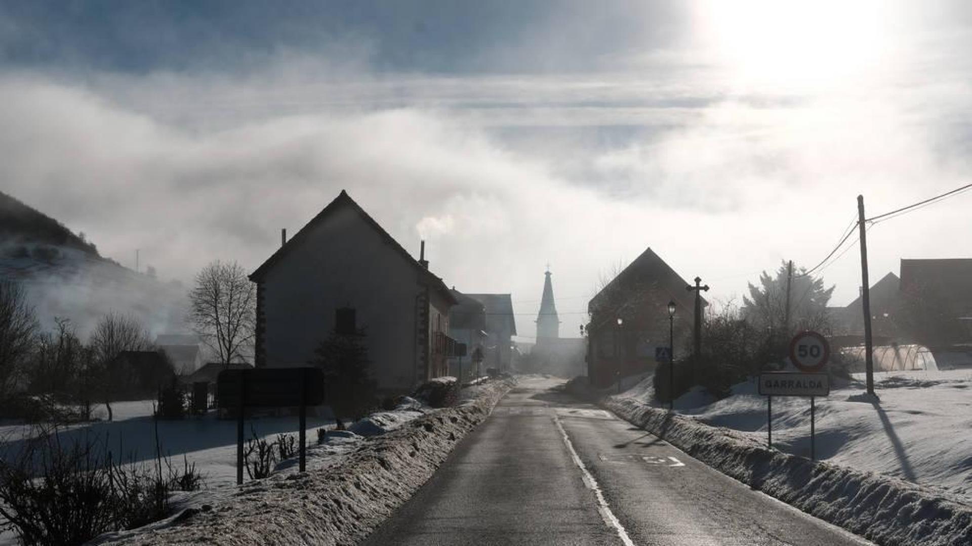 Imagen de archivo del acceso por carretera a Garralda rodeado de nieve.