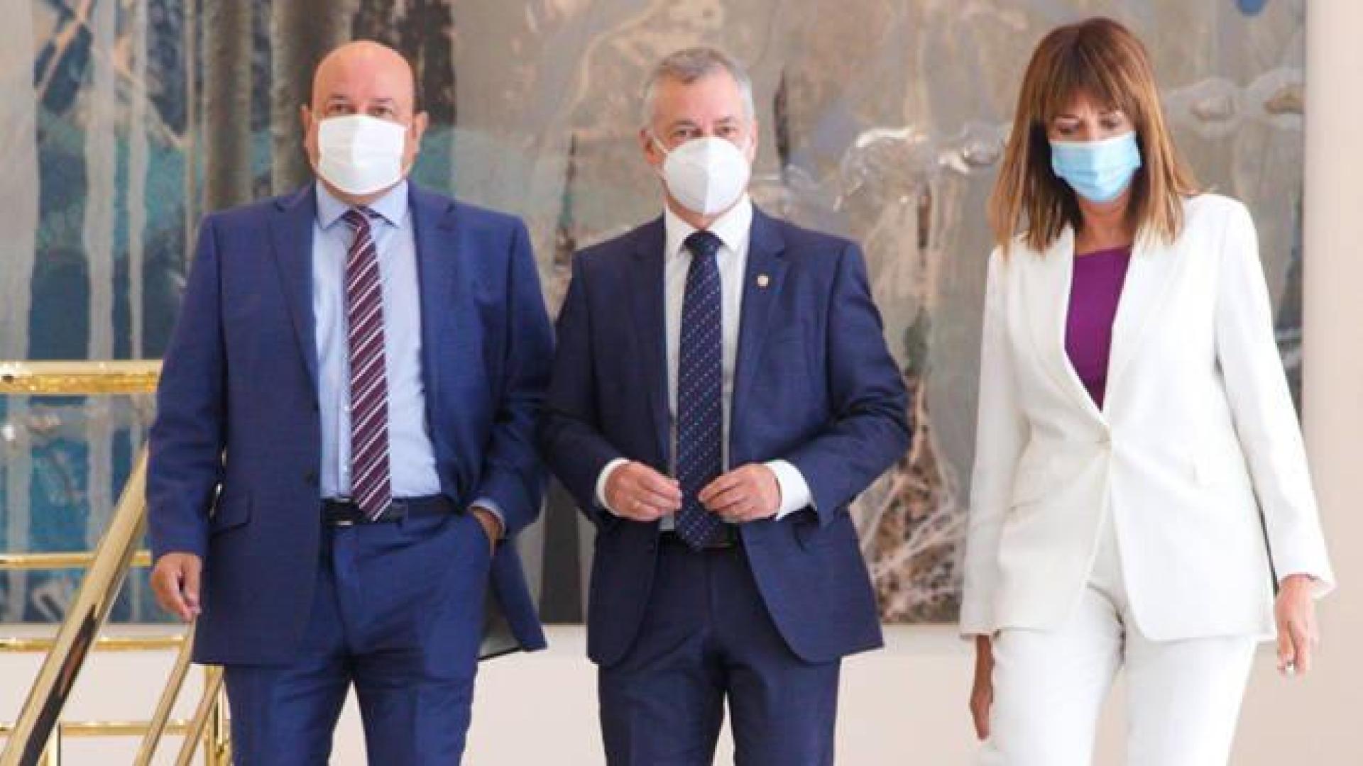 Urkullu, Ortuzar y Mendia suscriben el pacto que reedita la coalición de Gobierno