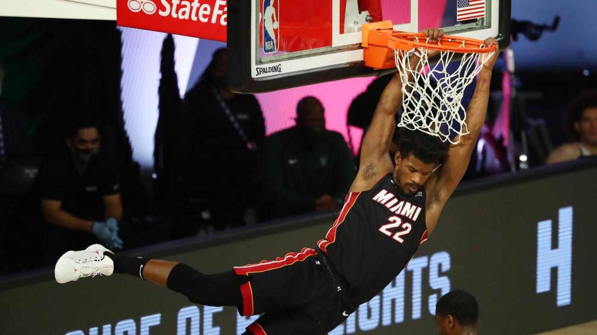 Jimmy Butler, estrella de los Heat de Miami, machaca el aro rival.