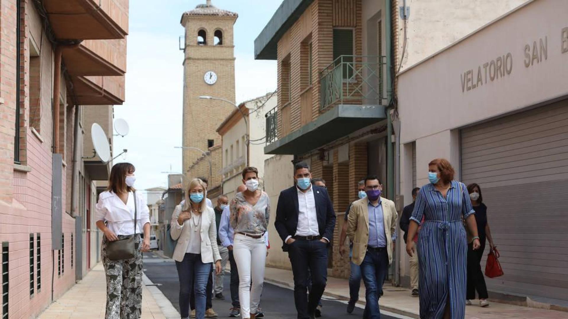 Visita de María Chivite otras autoridades a una de las calles renovadas de Ribaforada.