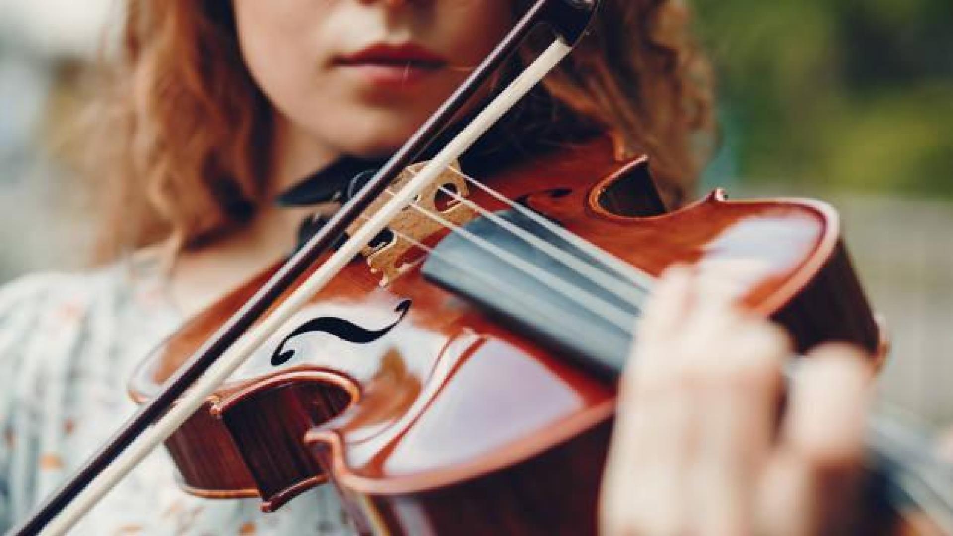 Imagen de una violinista ejecutando una pieza
