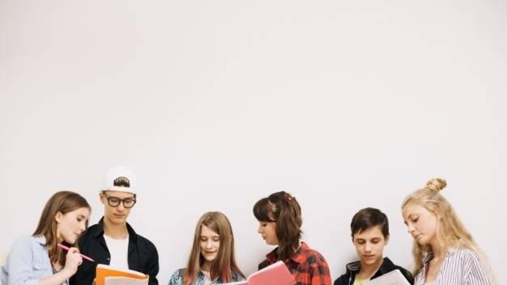 Imagen de varios estudiantes repasando sus apuntes antes de un examen