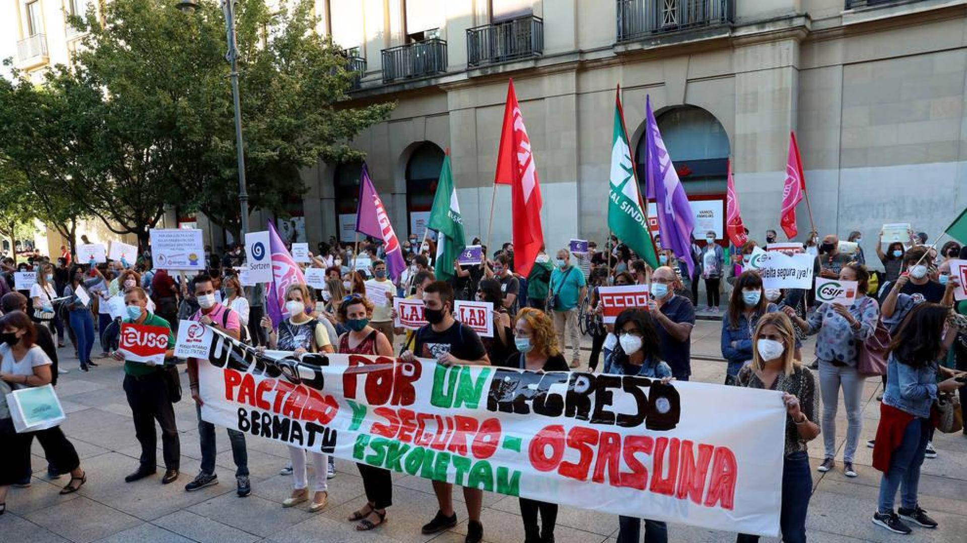Sindicatos y asociaciones reclaman en Pamplona una vuelta segura a las aulas