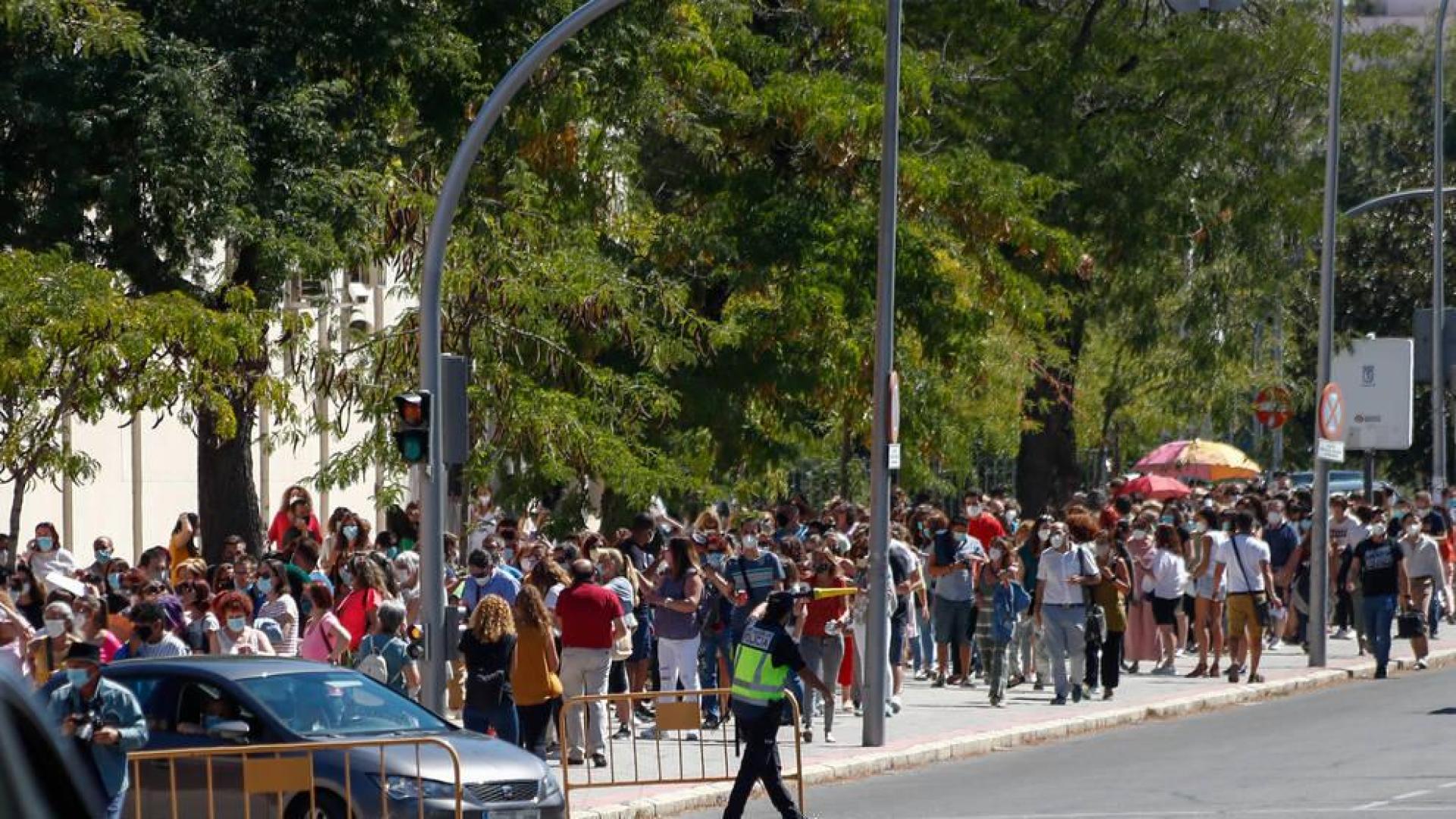 Madrid suspende los test a profesores tras las largas colas de espera