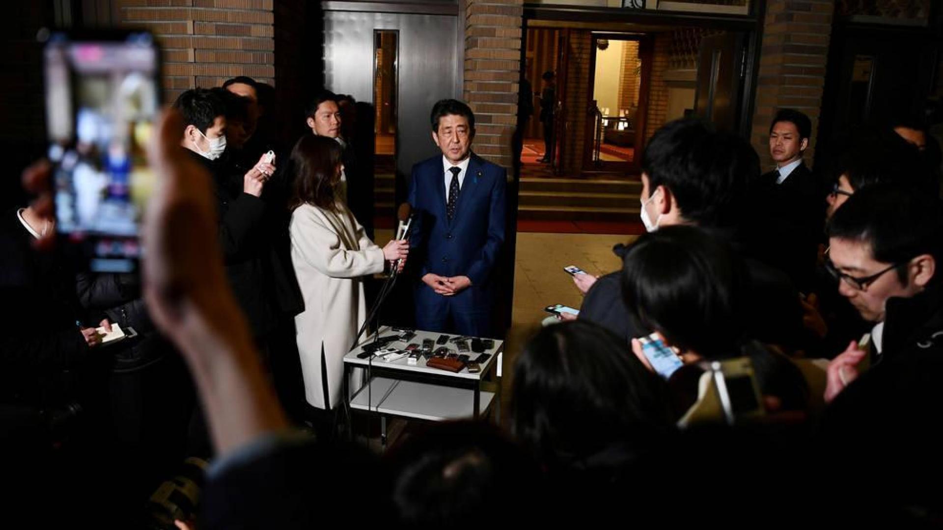 El primer ministro de Japón, Shinzo Abe, rodeado de periodistas.