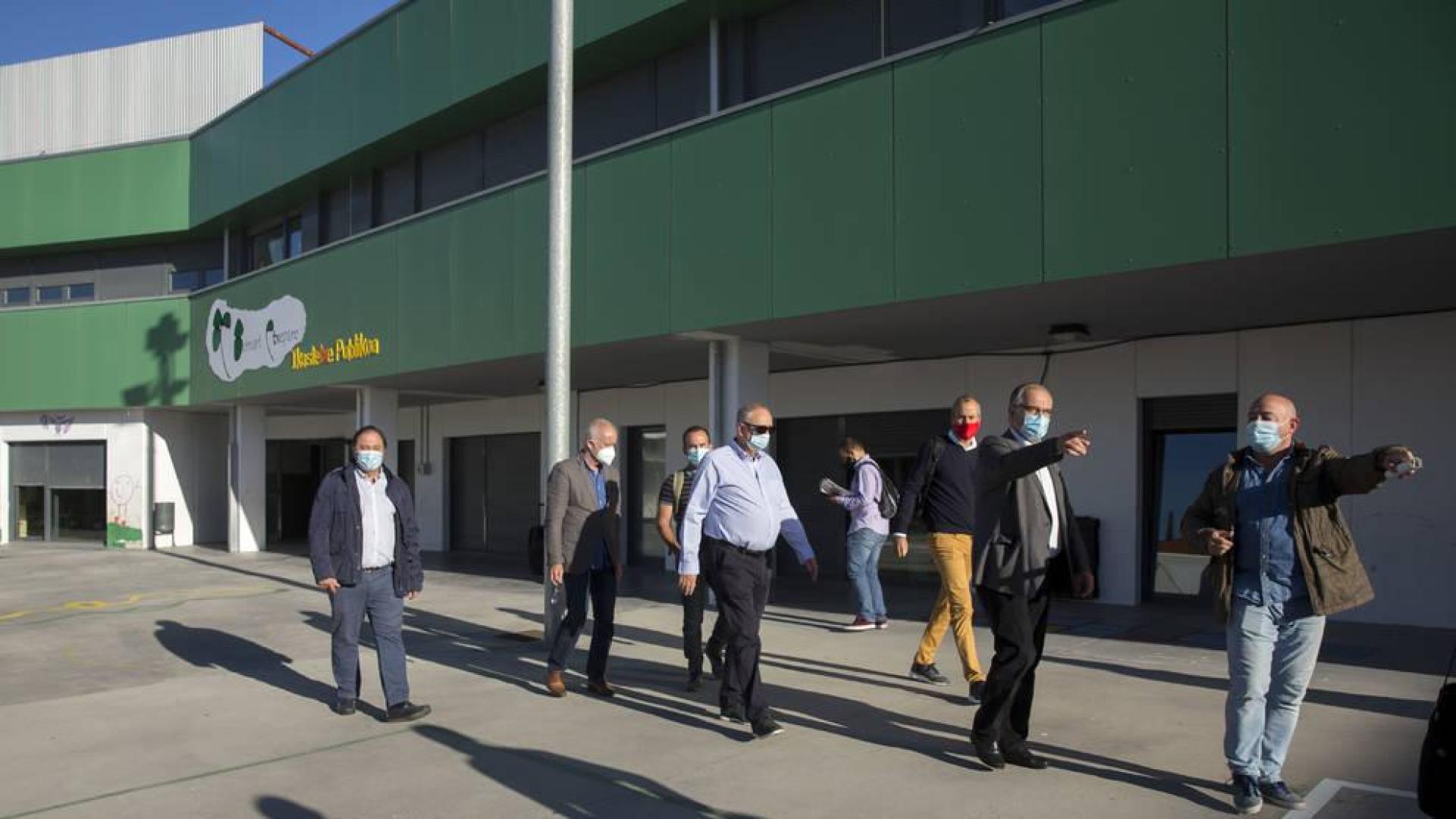 El C.P. Bernat Etxepare I.P. estrena patio con zona verde arbolada y área de juegos