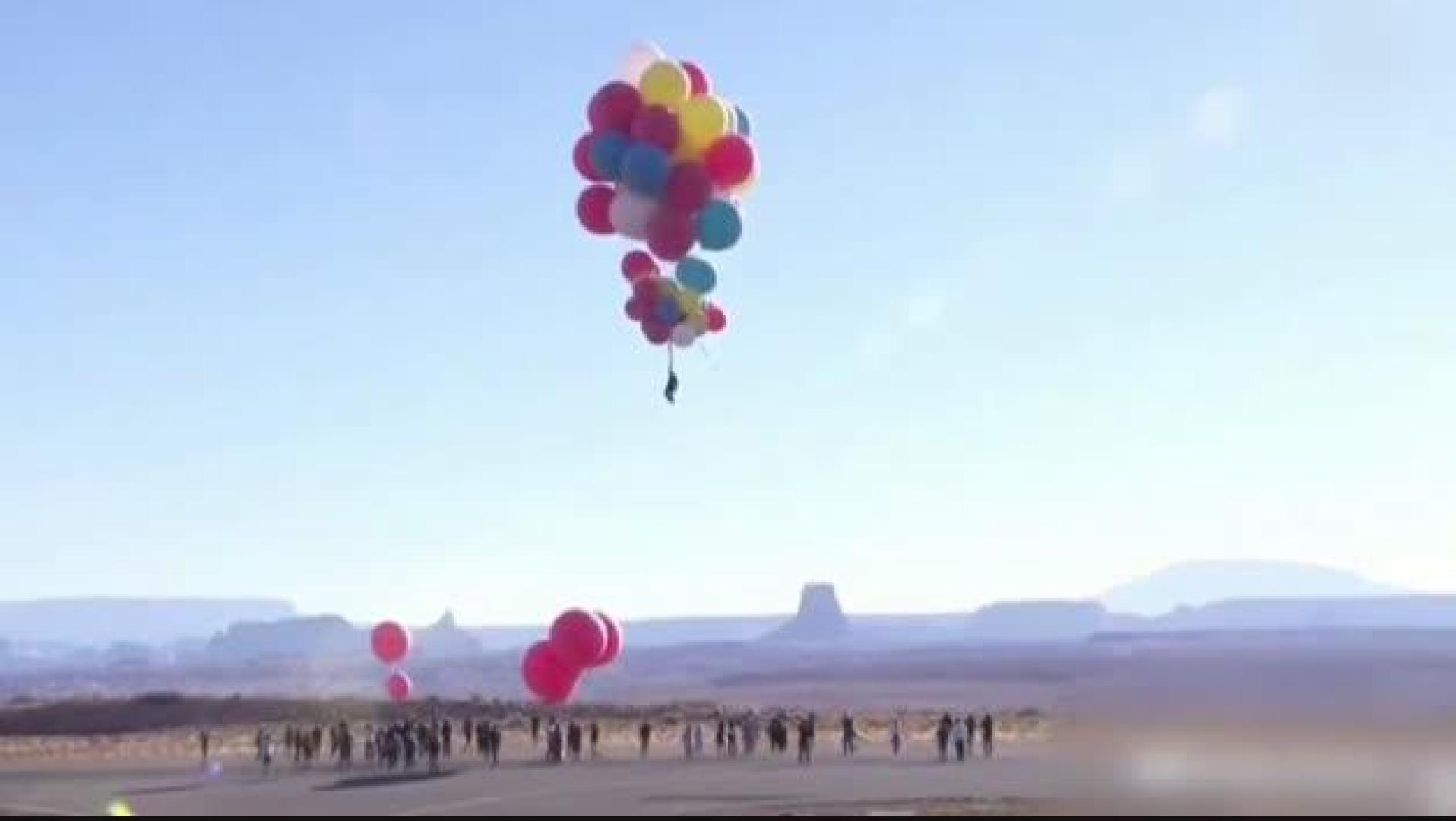 Cruza el desierto de Arizona volando con 52 globos de helio