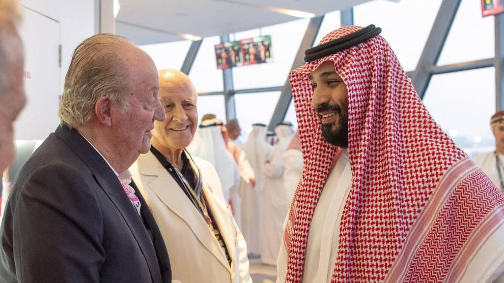 Don Juan Carlos con el príncipe Mohammad Bin Salman en el GP de Abu Dhabi de Fórmula 1 en 2018.