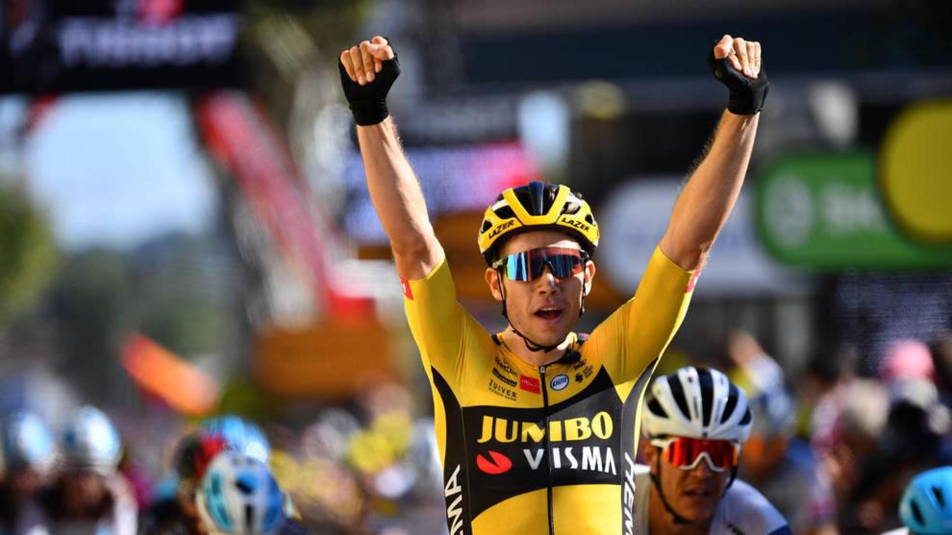 Van Aert se impone en un esprint reducido en una etapa de locura
