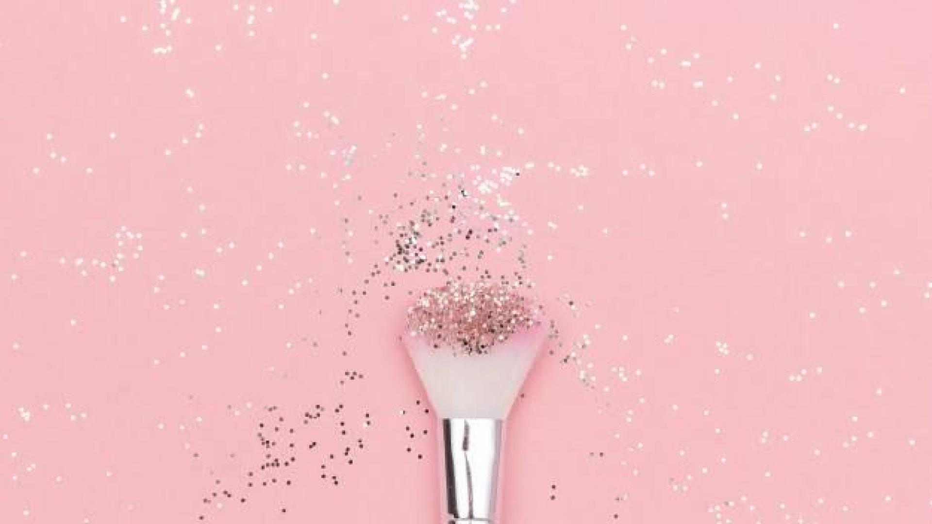 Imagen de una brocha de maquillaje con purpurina