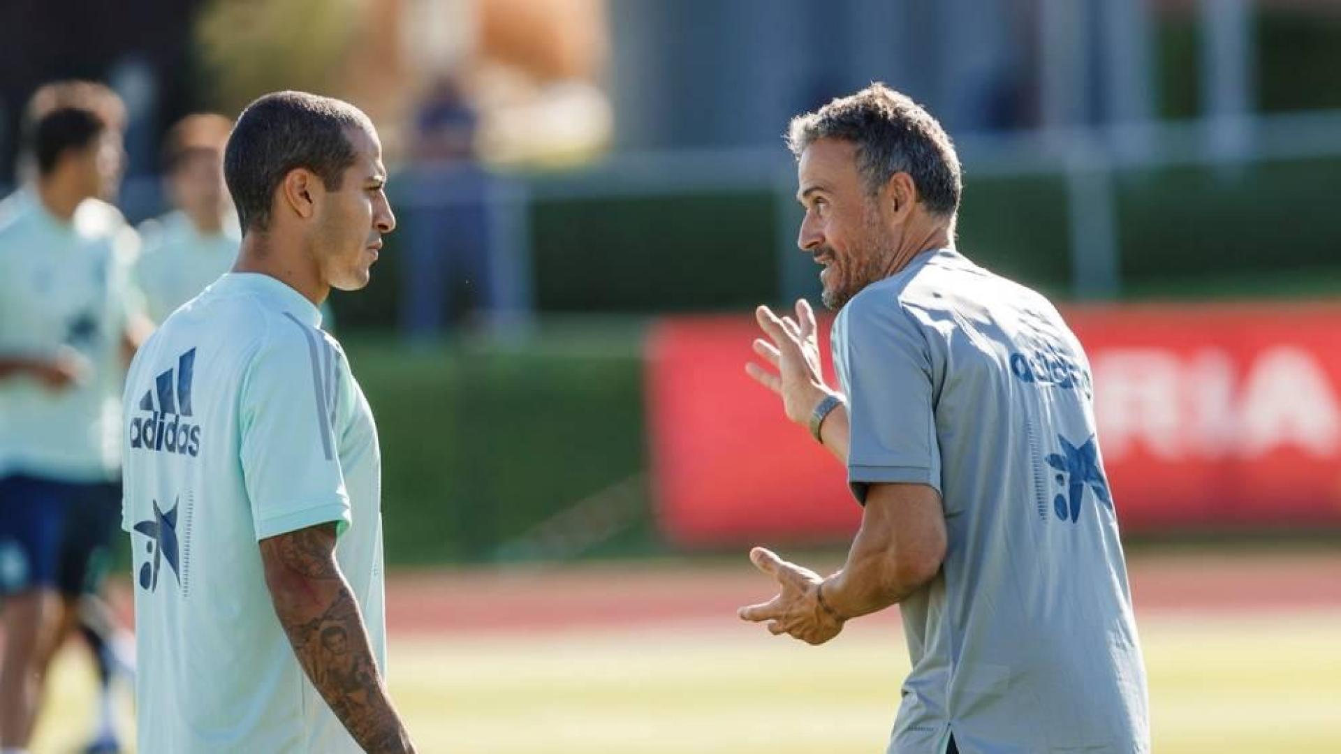 El seleccionador nacional, Luis Enrique Martínez, hace indicaciones a Thiago.