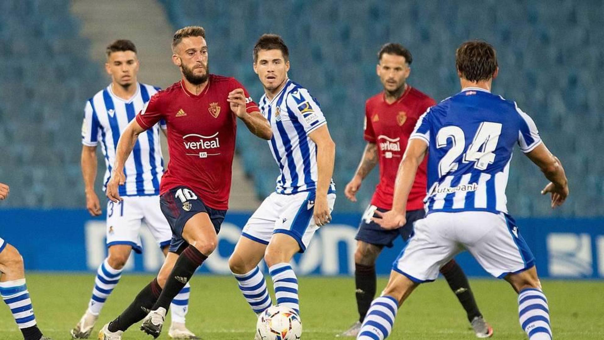 Roberto Torres persigue el balón ante la mirada de los realistas Zubeldia, Le Normand y Djouahra, al fondo, y el rojillo Rubén García.