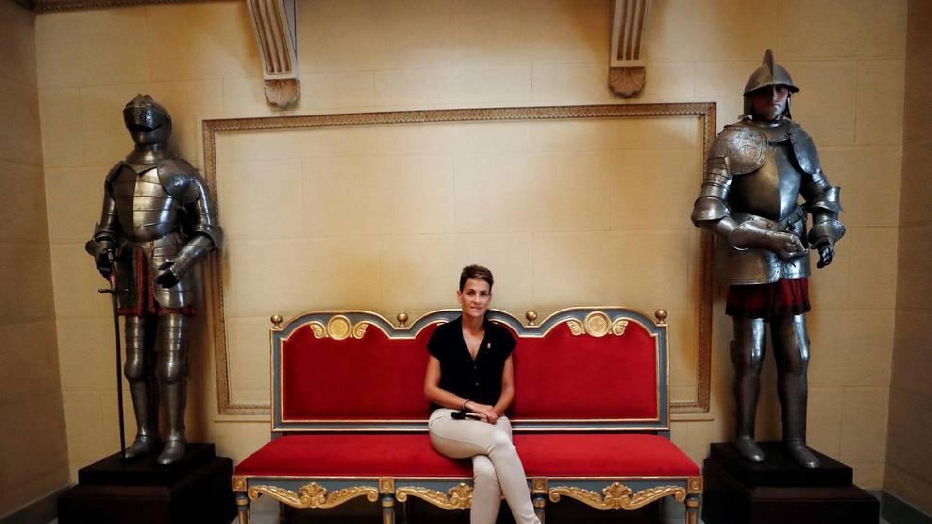 La presidenta de Navarra, María Chivite, posa en las escaleras de acceso al Palacio de Navarra.
