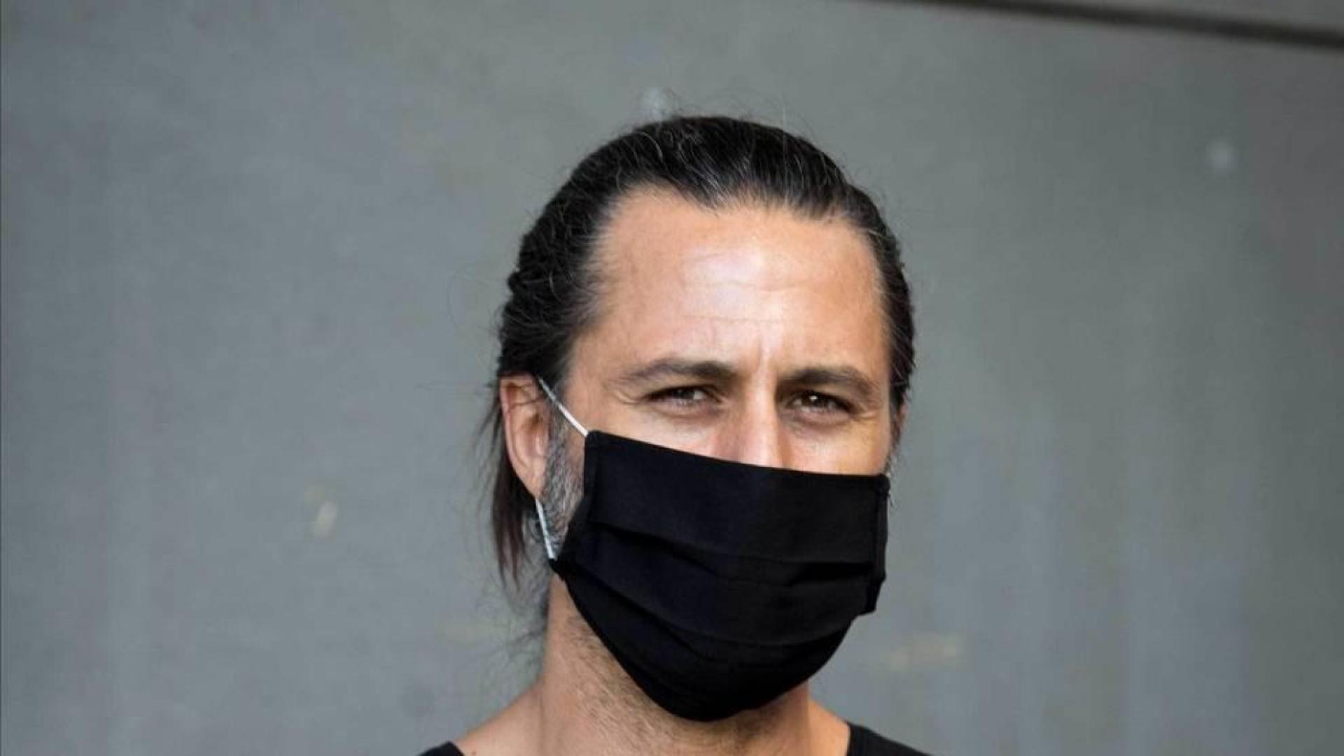 El actor Hugo Silva con mascarilla